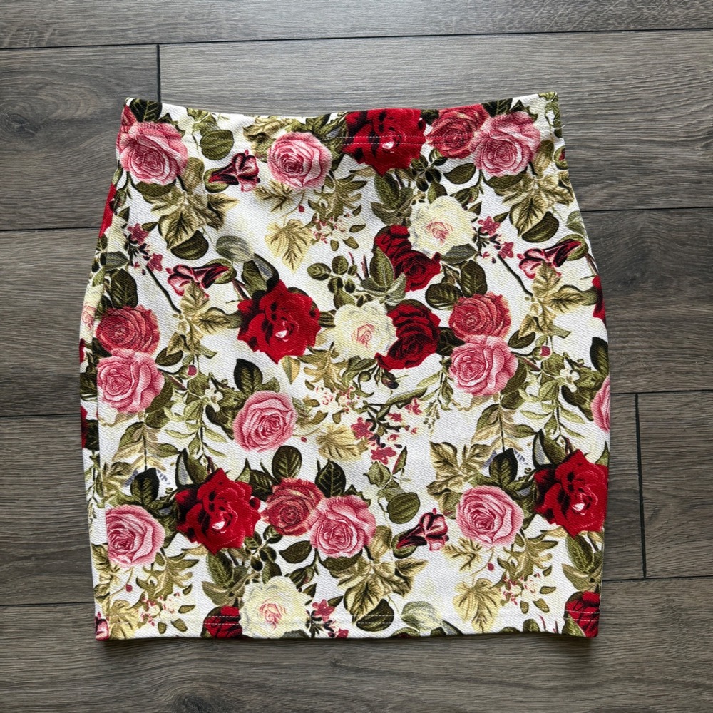 SHEIN Floral Rose Print Mini Skirt Red Pink White Textured Bodycon Size‎ L 8/10